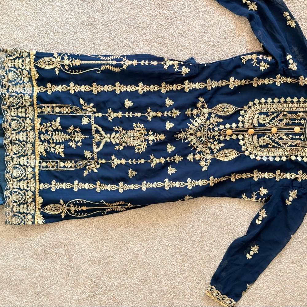 Elegant Emerald and Gold Embroidered Kurta and Pant - Picture 9 of 16